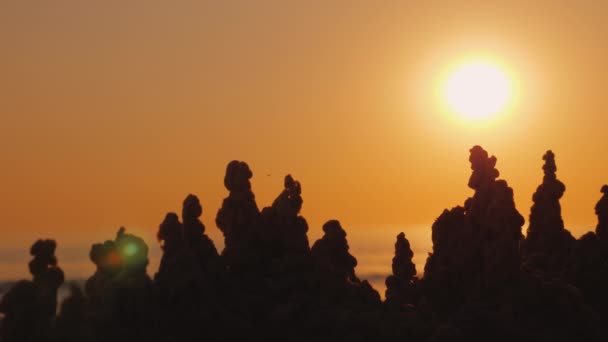 Güneş, kumdan kale kule üzerinde gider. Serap ve dalgalanma kavramı — Stok video