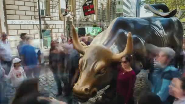 Nueva York, Estados Unidos, octubre de 2018: La famosa escultura de bronce del Toro en Wall Street, alrededor de muchas personas tratando de tomar fotos con un hito — Vídeo de stock