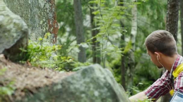 Purposeful Man Backpack Climbs Rock Concept Pursuit Goal Video — Stock Video
