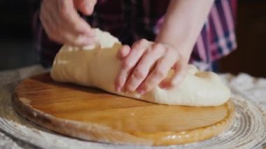 Kadın el hamur, yakın çekim yoğurma. Alan sığ derinliği ile video. 4k video