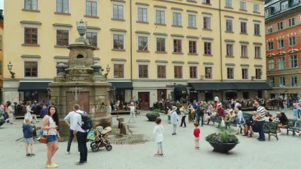 Sztokholm, Szwecja, lipca 2018: Rynek Starego Miasta w centrum Gamla Stan. Wielu turystów tutaj odpocząć i podziwiać piękną architekturę — Wideo stockowe