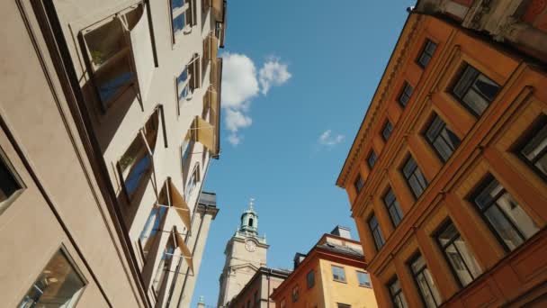 Nicholas Storkyrkans Klocktorn Stockholm Utsikt Genom Smal Gata Med Gamla — Stockvideo