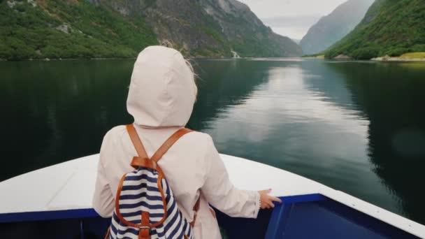 Turista en la proa de un crucero admira los espectaculares fiordos de Noruega — Vídeos de Stock