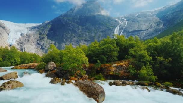 Pan shot: La increíble naturaleza de Noruega es un río turbulento de las aguas derretidas del glaciar Briksdal — Vídeos de Stock