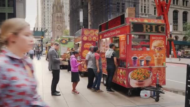 Wall Street, Nueva York, EE.UU., septiembre de 2018: quiosco de comida rápida en la famosa Wall Street — Vídeo de stock