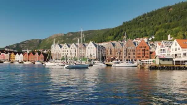 The ancient embankment of the city of Bergen, the famous old colorful houses, the symbol of the city — Stock Video