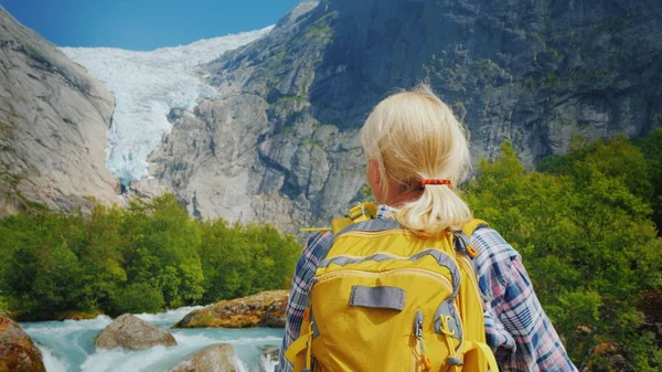 Mujer activa en un viaje a Noruega. Disfruta del hermoso glaciar Briksdal — Foto de Stock