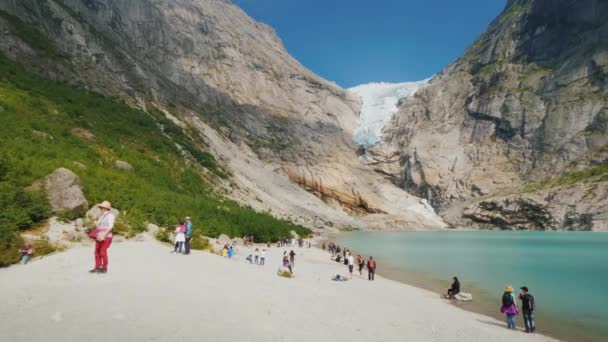 Brigsdal, Noruega, julio de 2018: Turistas de todo el mundo visitan el hermoso glaciar Briksdal en Noruega — Vídeos de Stock