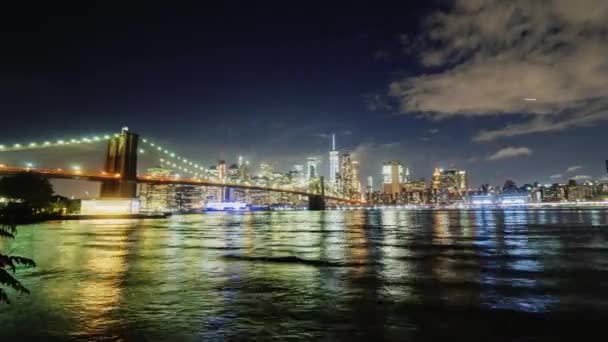 Hyperlapse - panorama vanaf de Brooklyn Bridge naar de Manhattan Bridge. Twee van de mooiste brug in New York tegen de achtergrond van de nacht-stad — Stockvideo