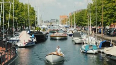 Kopenhag, Danimarka, Temmuz 2018: Bir canlı kanal yatlar ve gezi tekneleri hareketi ile.