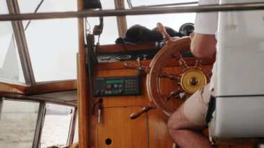 Adam küçük bir tekne, yat dümen yalnızca kollarını çerçevede görülebilir