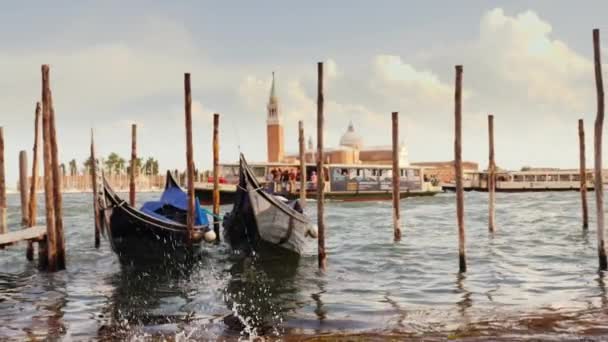 De beroemde gondels van Venetië. Op de voorgrond zijn golven gebroken. Vakantie in Italië — Stockvideo