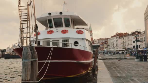Böschung von Venedig mit dem Schiff im Vordergrund. Abend vor Sonnenuntergang — Stockvideo