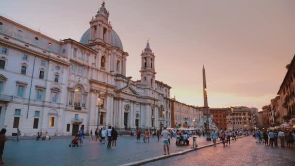 Rom, Italien - juni 2017: Kväll Piazza Navona. Turister promenader, njuter av kvällen — Stockvideo