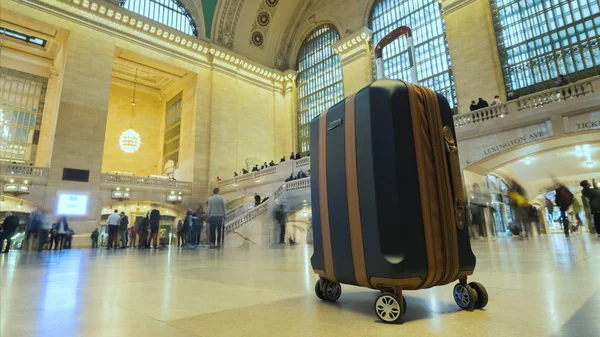 Забутий багажу, розмито люди рухаються у фоновому режимі — стокове фото