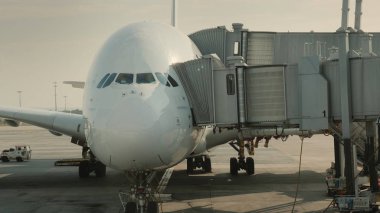 Yolcu üzerinde büyük bir uçak iniş vardır.