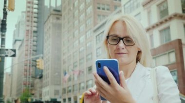 İş kadını New York 'ta Manhattan' da akıllı telefon kullanıyor.