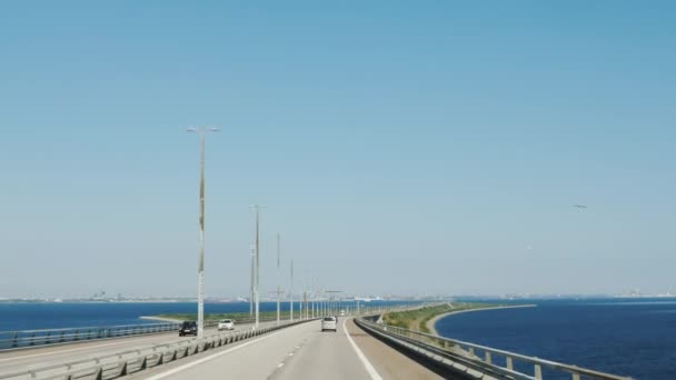Copenhaga, Dinamarca, julho de 2018: Dirija ao longo da ponte de Oresund entre a Dinamarca e a Suécia — Vídeo de Stock