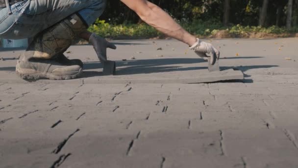 Werknemers zetten markeringen op vers beton. Maken van een coating op het terras — Stockvideo