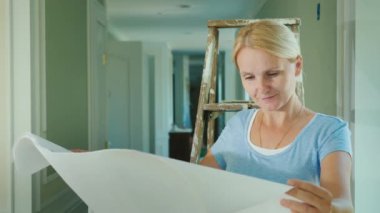 Bitmemiş onarım ile evde çizim okuyan bir genç kadın mimar portresi