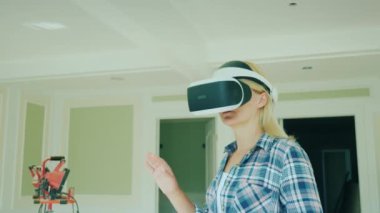 İç tasarım kullanarak sanal gerçeklik. Onu gelecekteki evine proje bir kask içinde bir kadın görünüyor