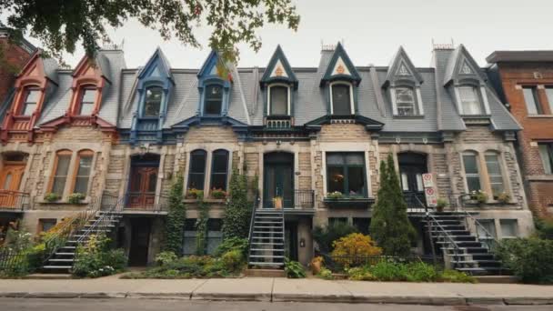 Coloridas casas victorianas antiguas en Square Saint Louis Montreal, Quebec, Canadá. Hermosos techos multicolores — Vídeos de Stock