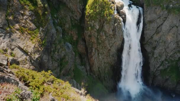 Cascada Voringsfossen en Noruega. Impresionante belleza de la naturaleza escandinava — Vídeos de Stock