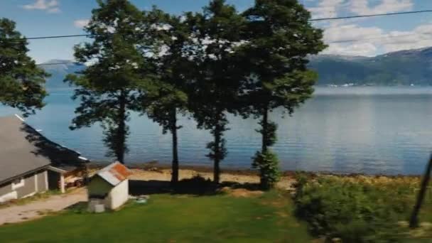 Rijden langs de schilderachtige kust van de Noorse fjord, op zoek naar de perfecte plek voor camping — Stockvideo