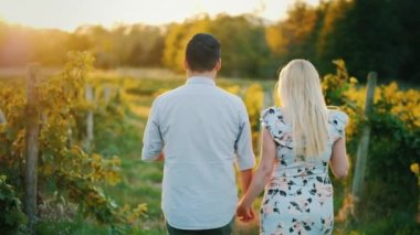 Romantik çok etnik gruptan oluşan çift bağ ile yürüyüş. Özel şarap tatma. El atış