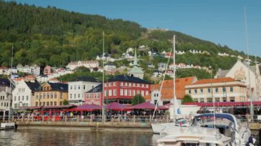 Bergen, Norveç, Temmuz 2018: Bergen - yatlar ve Rıhtımlar üzerinde renkli evleri şehir antik parçası