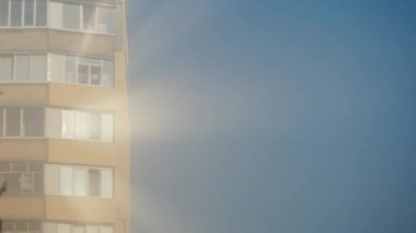 Güneş ışınları bir apartman binası Windows'dan yansıtılır