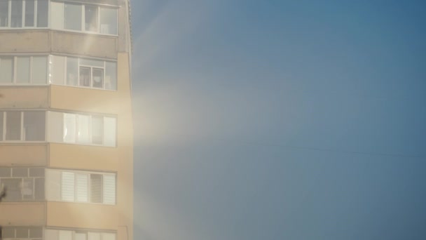 Die Sonnenstrahlen werden aus den Fenstern eines Mehrfamilienhauses reflektiert — Stockvideo