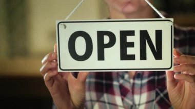 Geç saate kadar çalışmam. Küçük işletme sahibi dükkânının akşam geç kapanır.