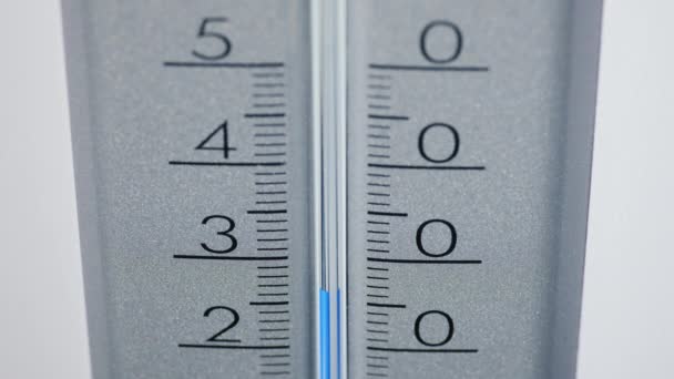 Teploměr ukazuje nárůst teploty až padesát stupňů. Vlna veder — Stock video