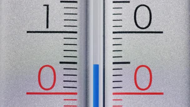 El termómetro muestra la temperatura por encima de cero en grados Celsius — Vídeos de Stock