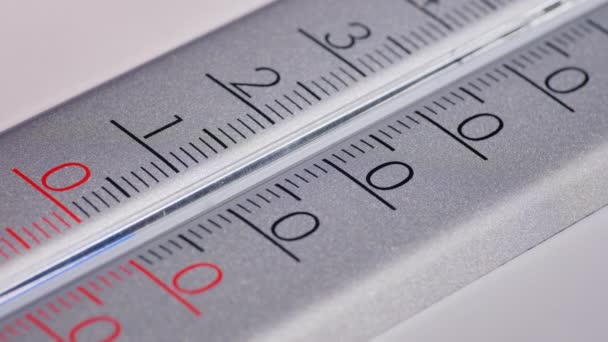 Sıcaklık termometre ölçek üzerinde artırır. Beyaz arka plan — Stok video