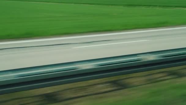 Pohled z okna rychle cestování autobusem. Široká dálnice — Stock video