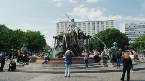Berlin, Germania, mai 2018: O mulțime de turiști se plimbă în jurul fântânii Neptun din centrul Berlinului — Videoclip de stoc