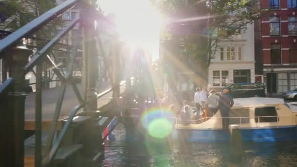 Paisagem Panorâmica Barco Com Turistas Nada Sob Ponte Longo Dos — Vídeo de Stock