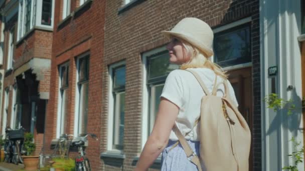 Uma Mulher Chapéu Está Desfrutando Passeio Pelas Ruas Delft Holanda — Vídeo de Stock