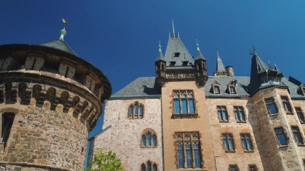 Görkemli antik kale - Harz içinde yer alan bir schloss Wernigerode kalesidir. Düşük açılı video — Stok video