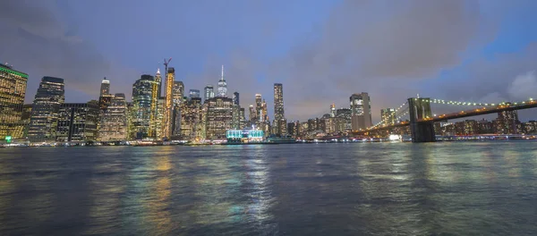 Amplia vista de la noche de Nueva York. Visto en el Bajo Manhattan y el Puente de Brooklyn — Foto de Stock