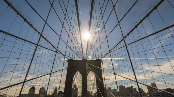 El sol brilla sobre el puente de Brooklyn en Nueva York — Foto de Stock