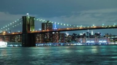 Güney Manhattan ve New York City Kuzey Brooklyn'de arasında ünlü Brooklyn Köprüsü
