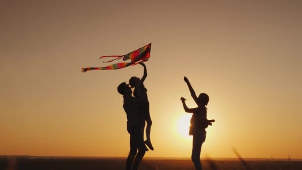 Actividad de verano - la familia juega sin preocupaciones con una cometa — Vídeos de Stock