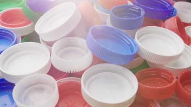 Usato tappi bevande di plastica. Concetto di riciclaggio dei rifiuti — Video Stock