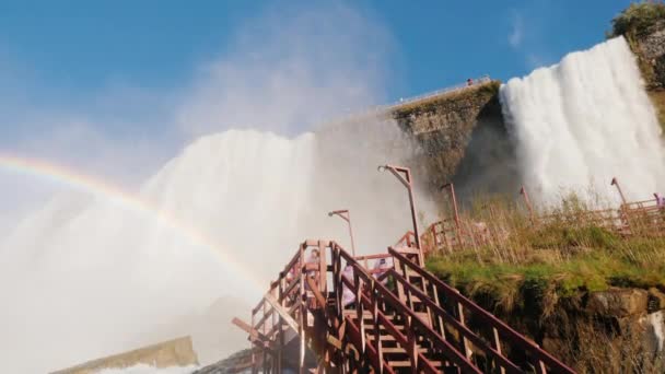Niagara Şelalesi - Rüzgarlar Mağarası aşağıdan görünümü — Stok video