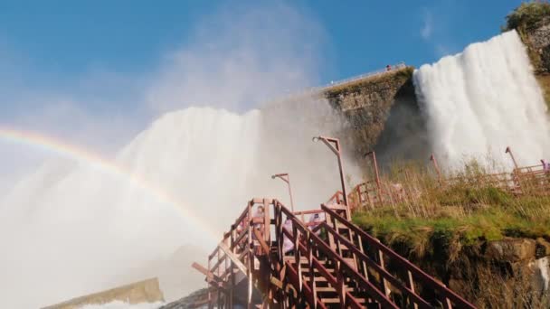 Niagara-vízesés-az alulról kilátás a szelek barlangból — Stock videók