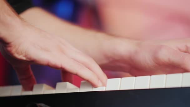 Profesjonalny muzyk gra na pianinie elektronicznej, palce naciskać przyciski — Wideo stockowe