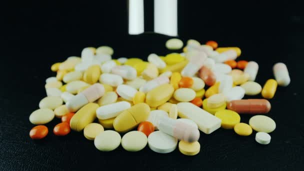 L'aspirapolvere assorbe farmaci - molte pillole, capsule e pillole. Dipendenza dalla medicina, concetto di tossicodipendenza — Video Stock